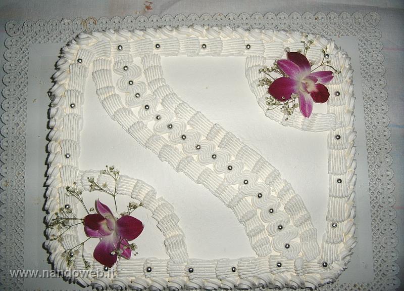 02010055.JPG - torta con panna e crema bianca , decorata con orchidee vere